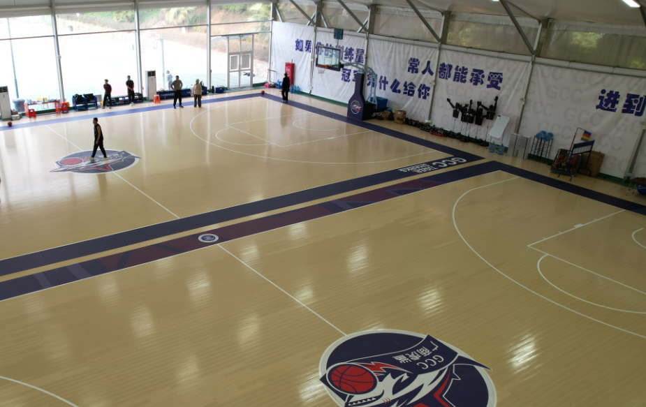 唯美康高校體育館運動木地板完工實景，符合高校運動地板進場驗收標準，適配教學與賽事使用